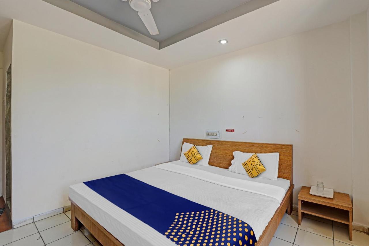 Oyo Flagship 80463 Hotel Mini Palace Vadodara Bagian luar foto