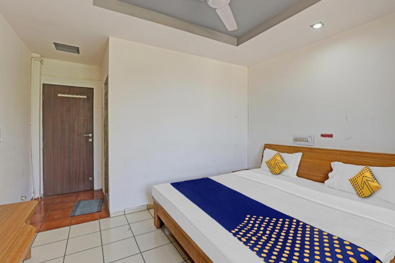 Oyo Flagship 80463 Hotel Mini Palace Vadodara Bagian luar foto