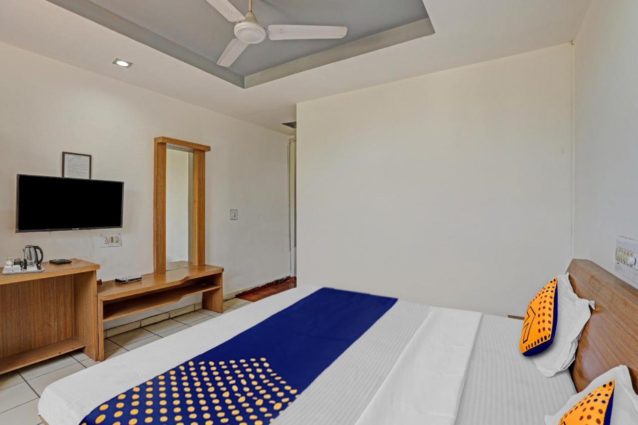 Oyo Flagship 80463 Hotel Mini Palace Vadodara Bagian luar foto