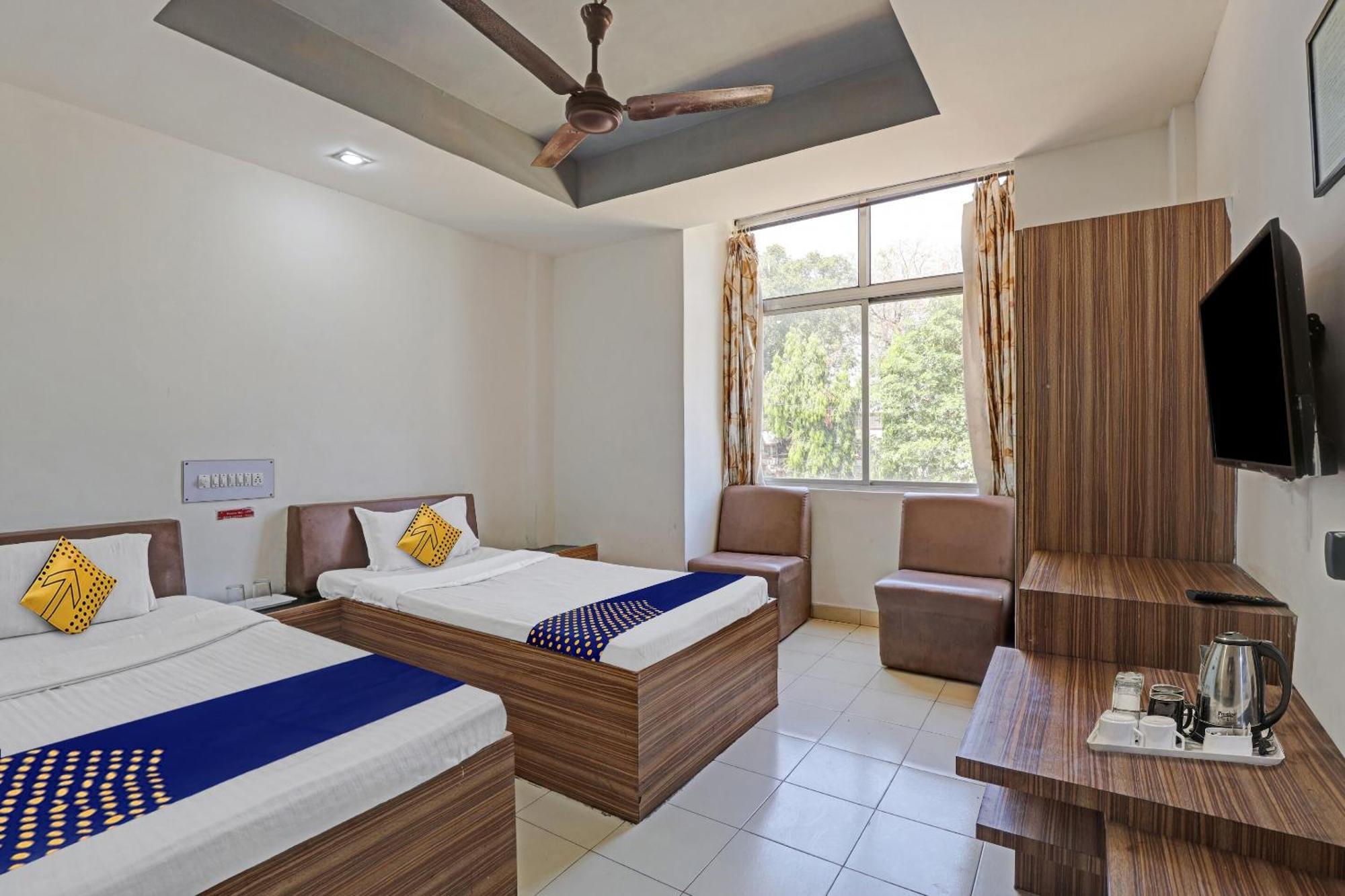 Oyo Flagship 80463 Hotel Mini Palace Vadodara Bagian luar foto